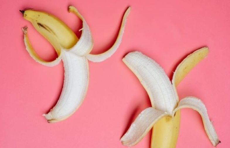 Cáscaras de plátano como abono natural para las plantas.