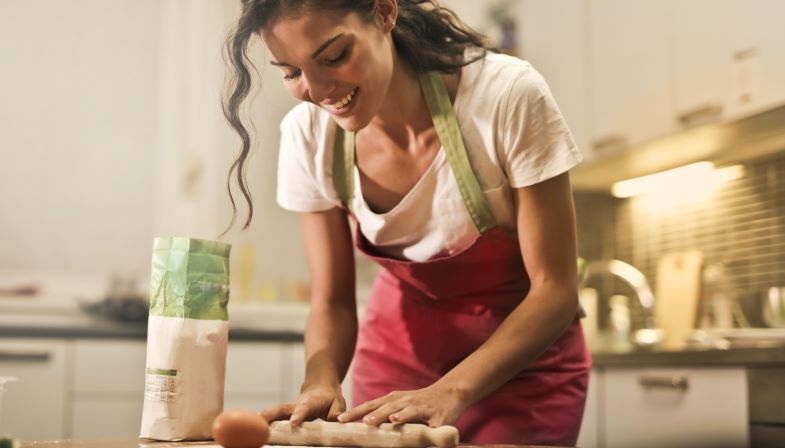 Mujer con proteína de cáñamo para masa de pastel