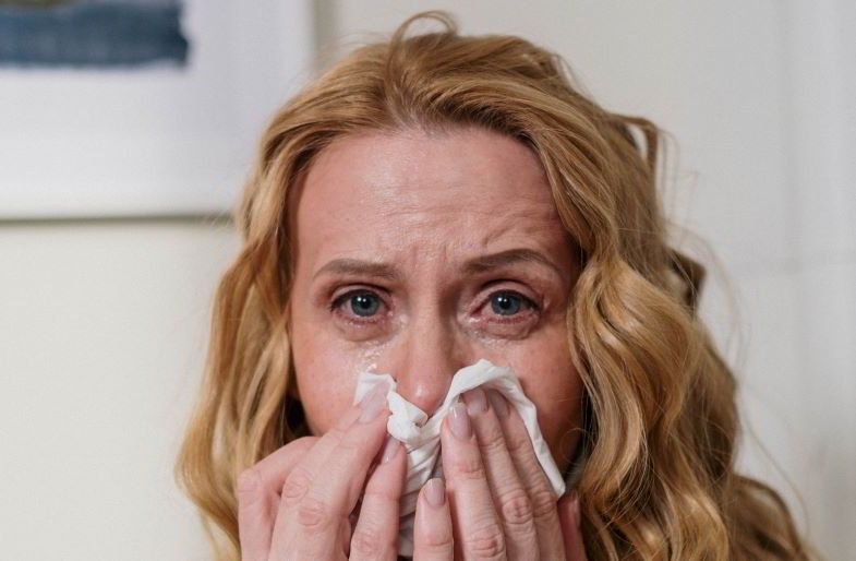 Ojos llorosos y secreción nasal por alergia al cáñamo