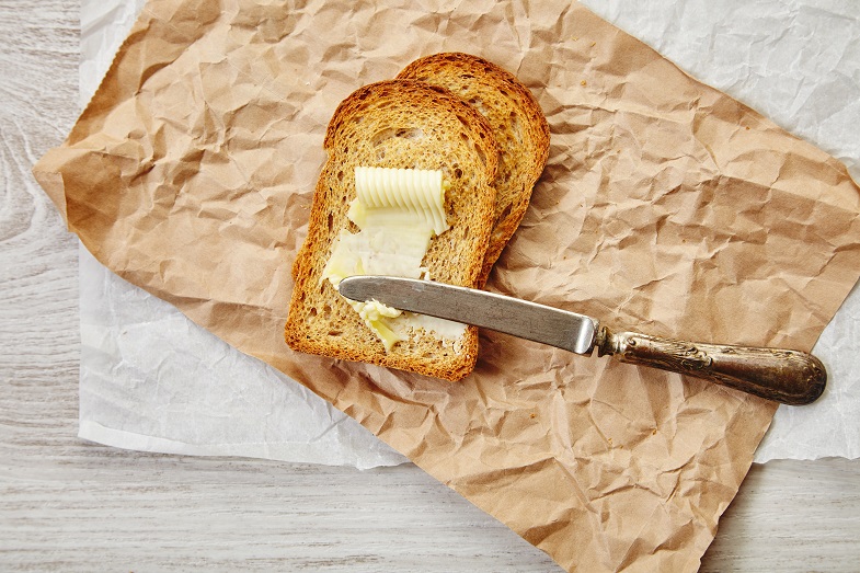 Slices of rye dry bread with butter for breakfast Procedimiento para preparar la mantequilla de cannabis